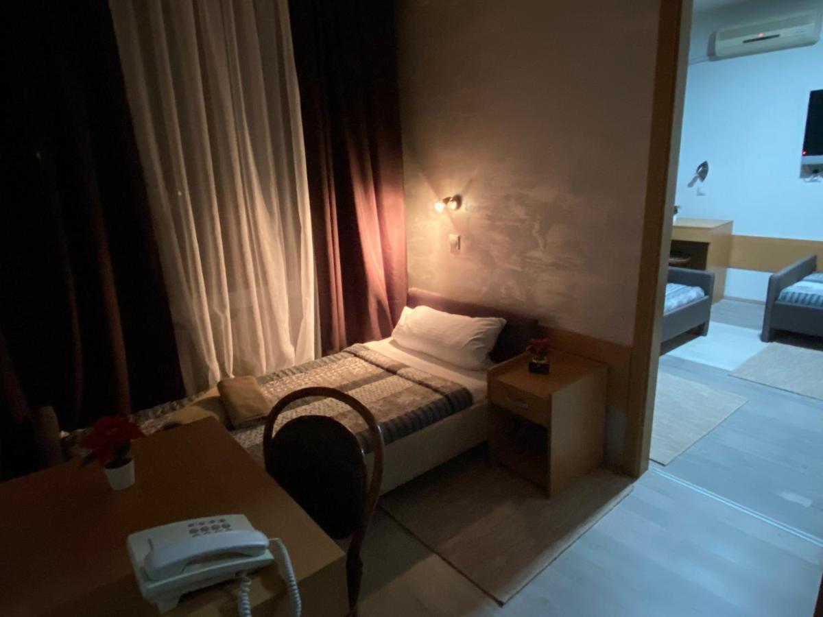 Hotel Moment Velika Plana Buitenkant foto